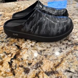 OOFOS OOcloog black & gray camo M8/W10